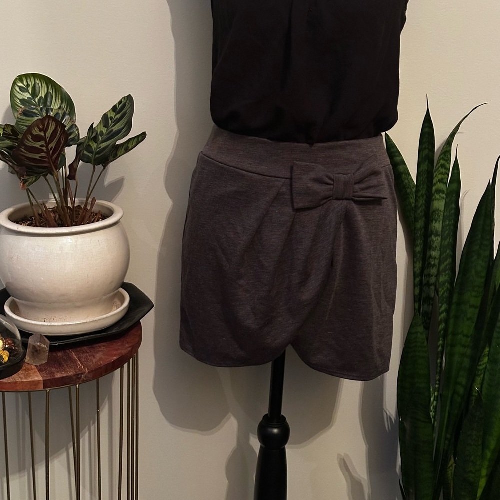 Women’s Bow-Accent Gray Skirt